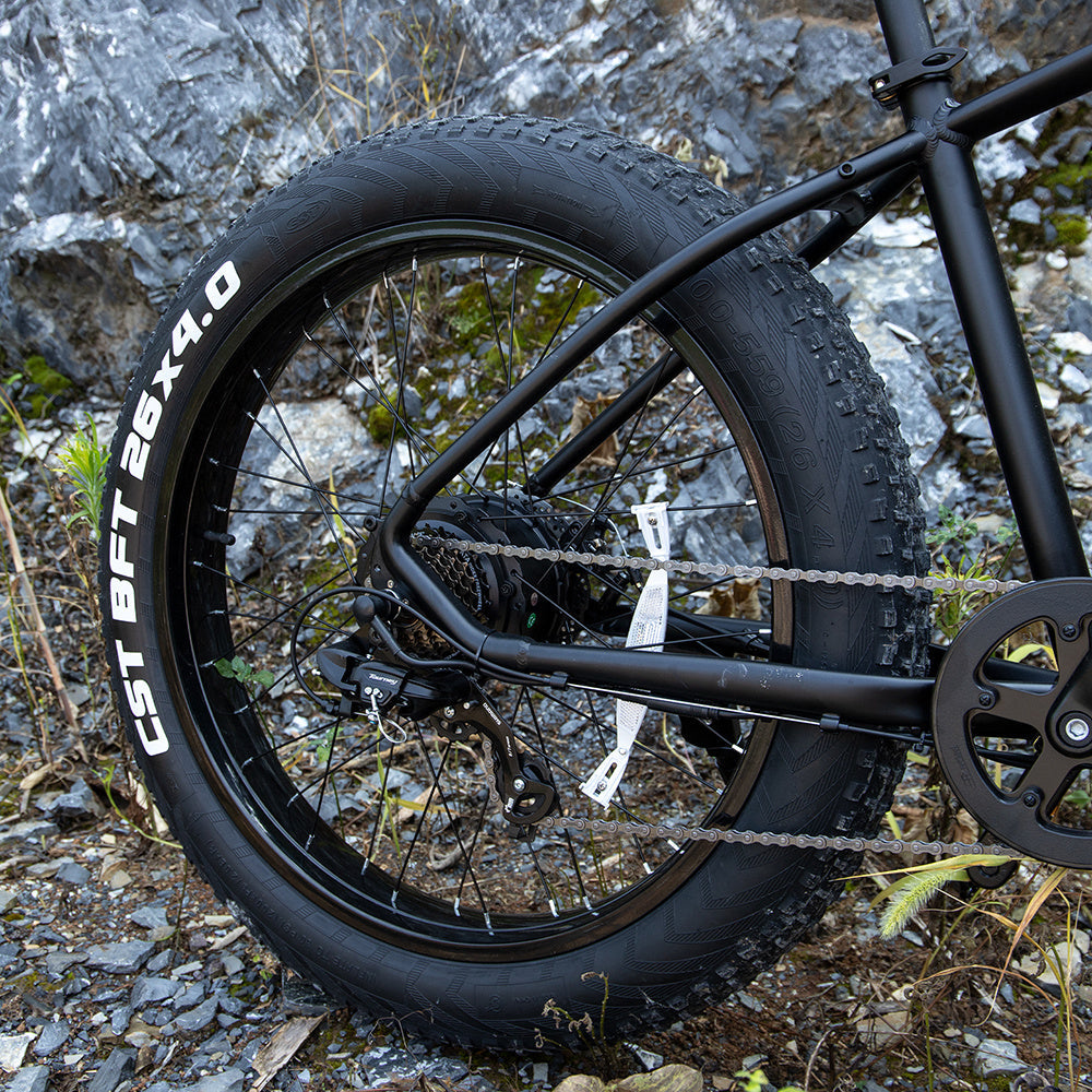 Sivrock bike's 7-speed gear shifter, demonstrating its versatility.