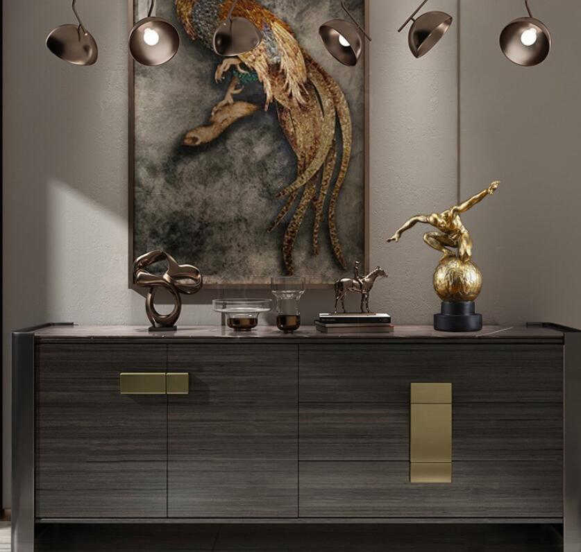 Gold resin ornament, a unique touch to elevate your space, measuring 33x35.5x11.5 cm.